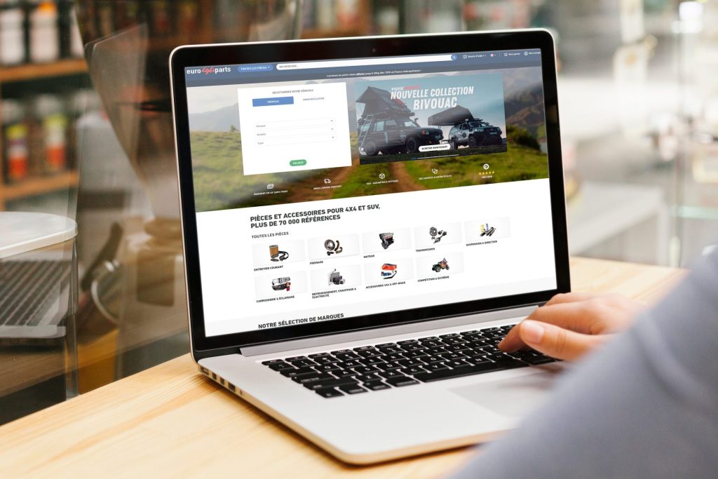 Homme naviguant sur un site internet e-commerce