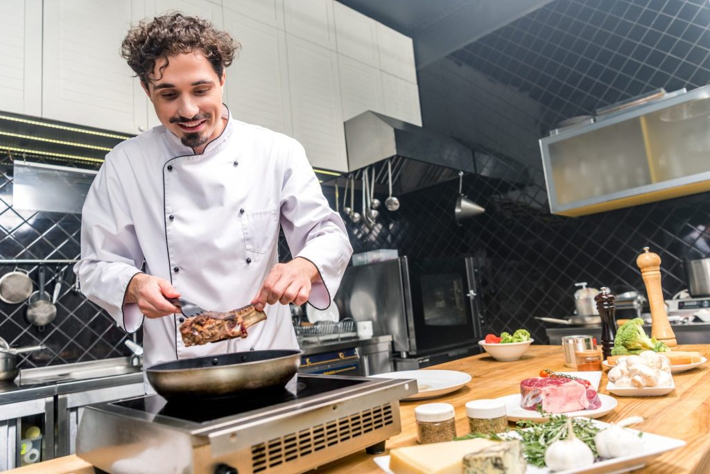 Chef souriant qui a besoin d'un site internet pour son restaurant